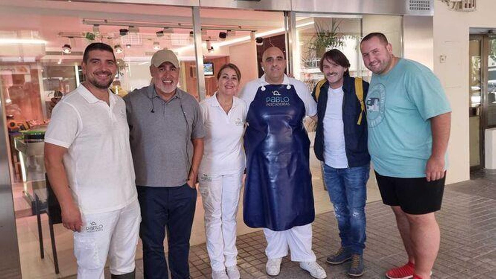Fernando Tejero y varios miembros de la productora 7 y Acción posando con el dueño Pescaderías Pablo Fernando Tejero y varios miembros de la productora 7 y Acción posando con el dueño Pescaderías Pablo