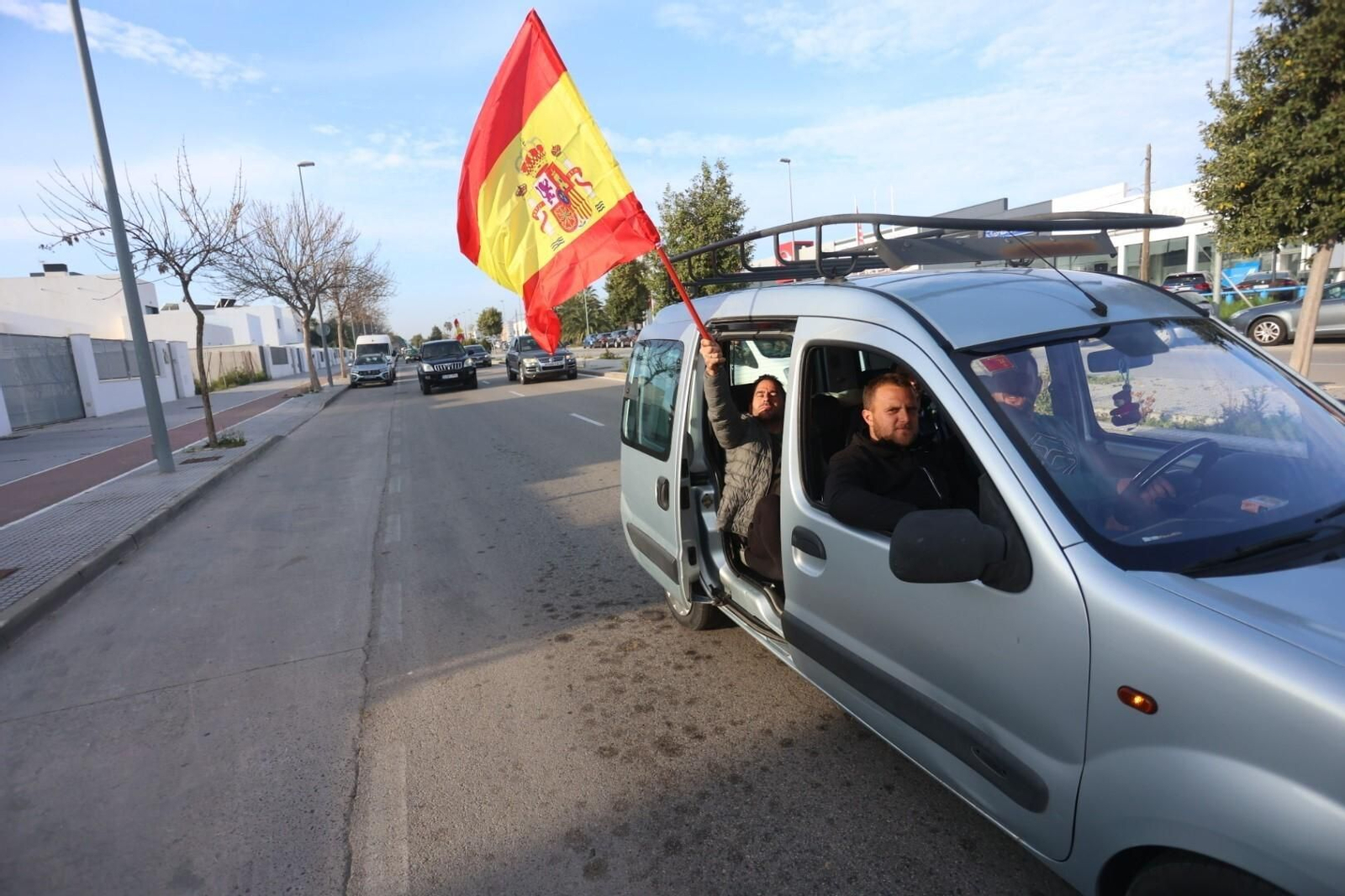 Agricultores y ganaderos colapsan con sus tractores los accesos a Jerez