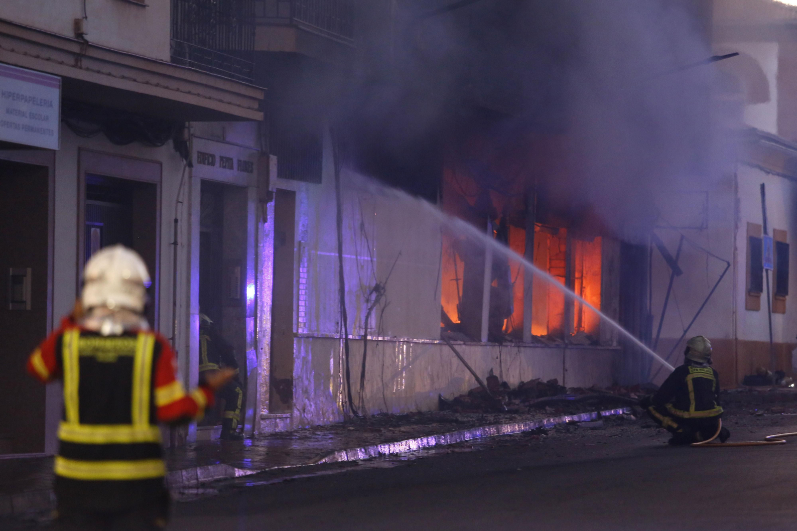 Incendio de un edificio de 18 viviendas en Ronda, en fotos