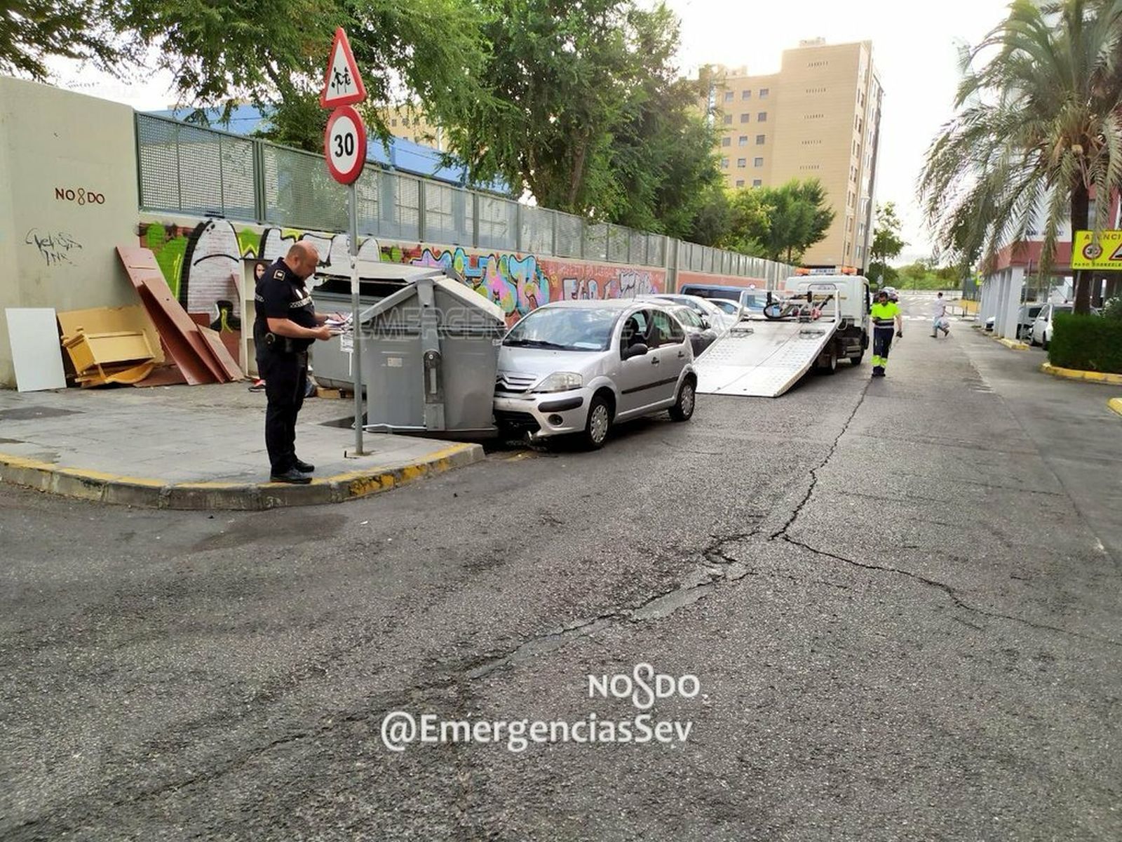 El contenedor contra el que se chocó el coche en la calle Venta de los Gatos en la Macarena.