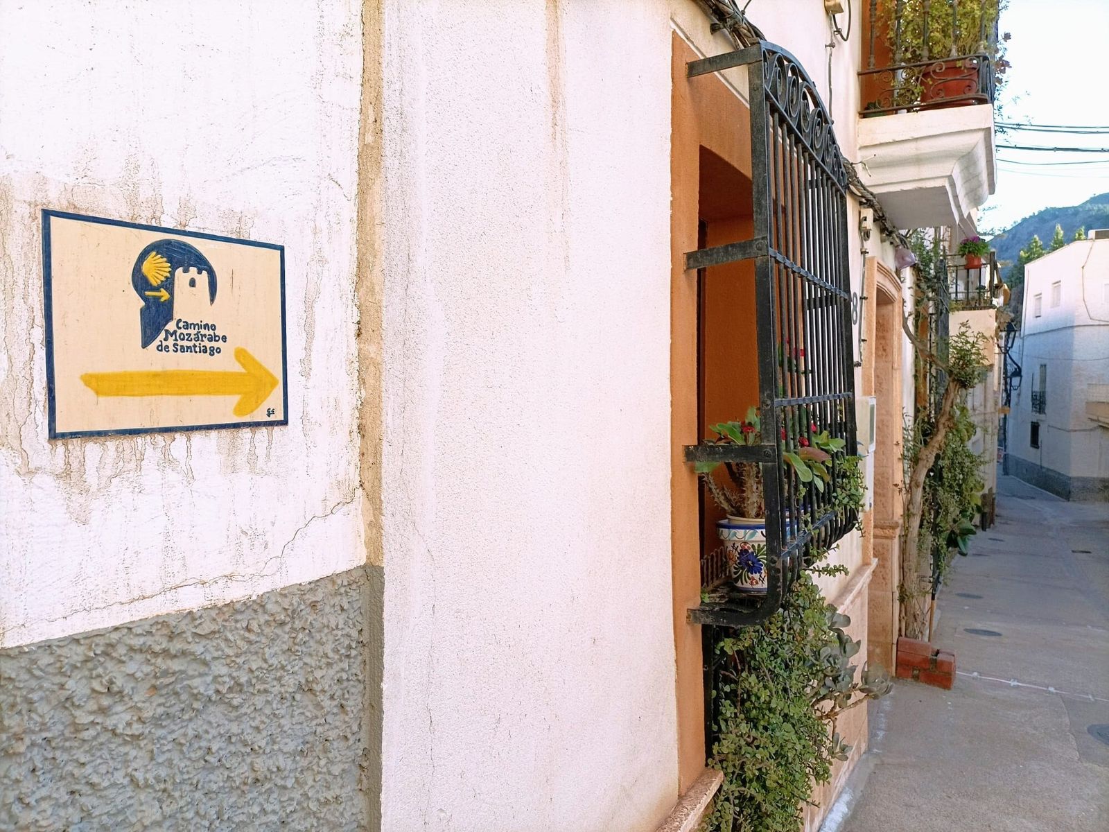 Señal del Camino Mozárabe a Santiago en Alboloduy.