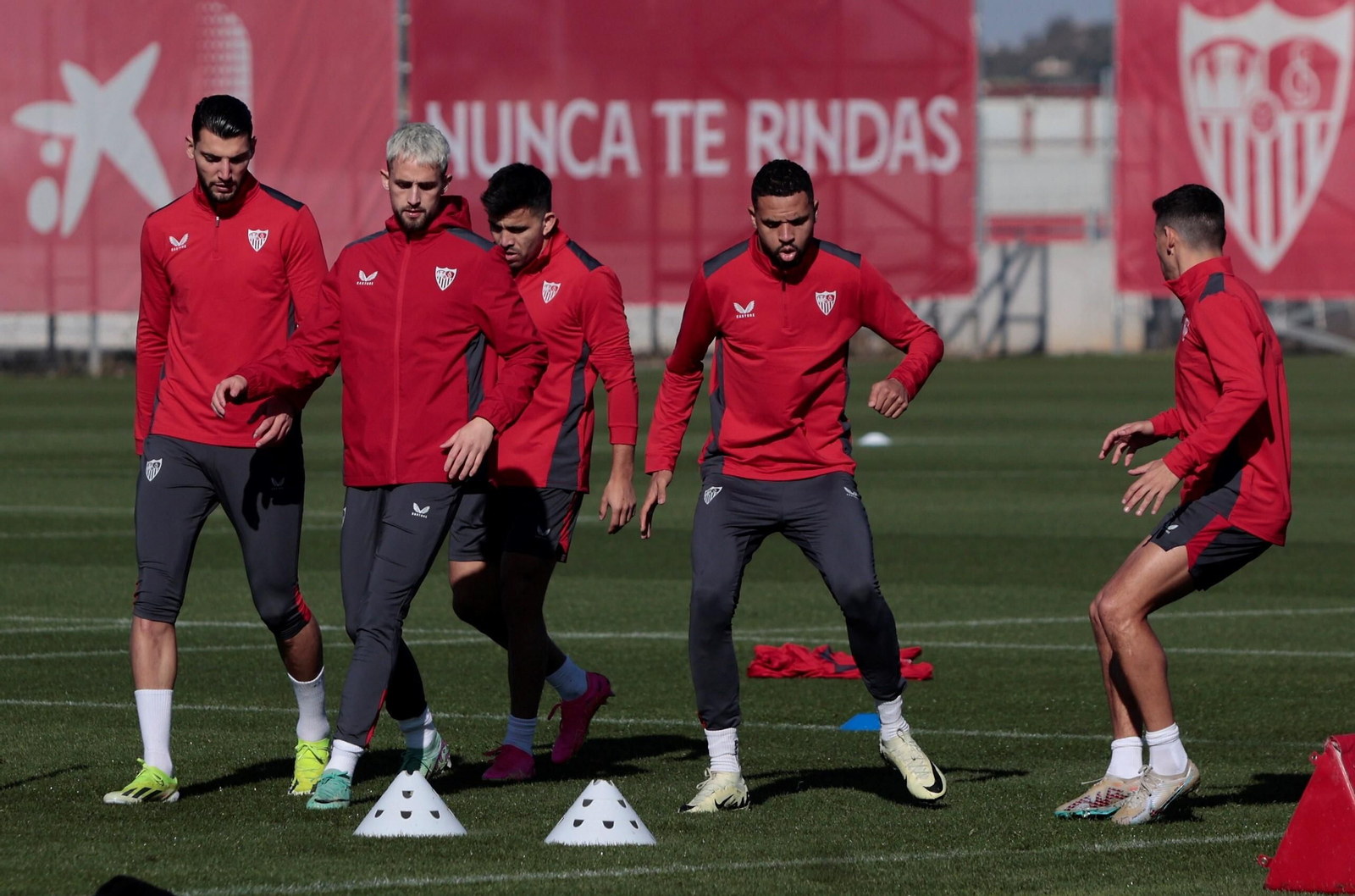 Rafa Mir, junto a Januzaj, Acuña, En-Nesyri y Jesús Navas, en la ciudad deportiva.