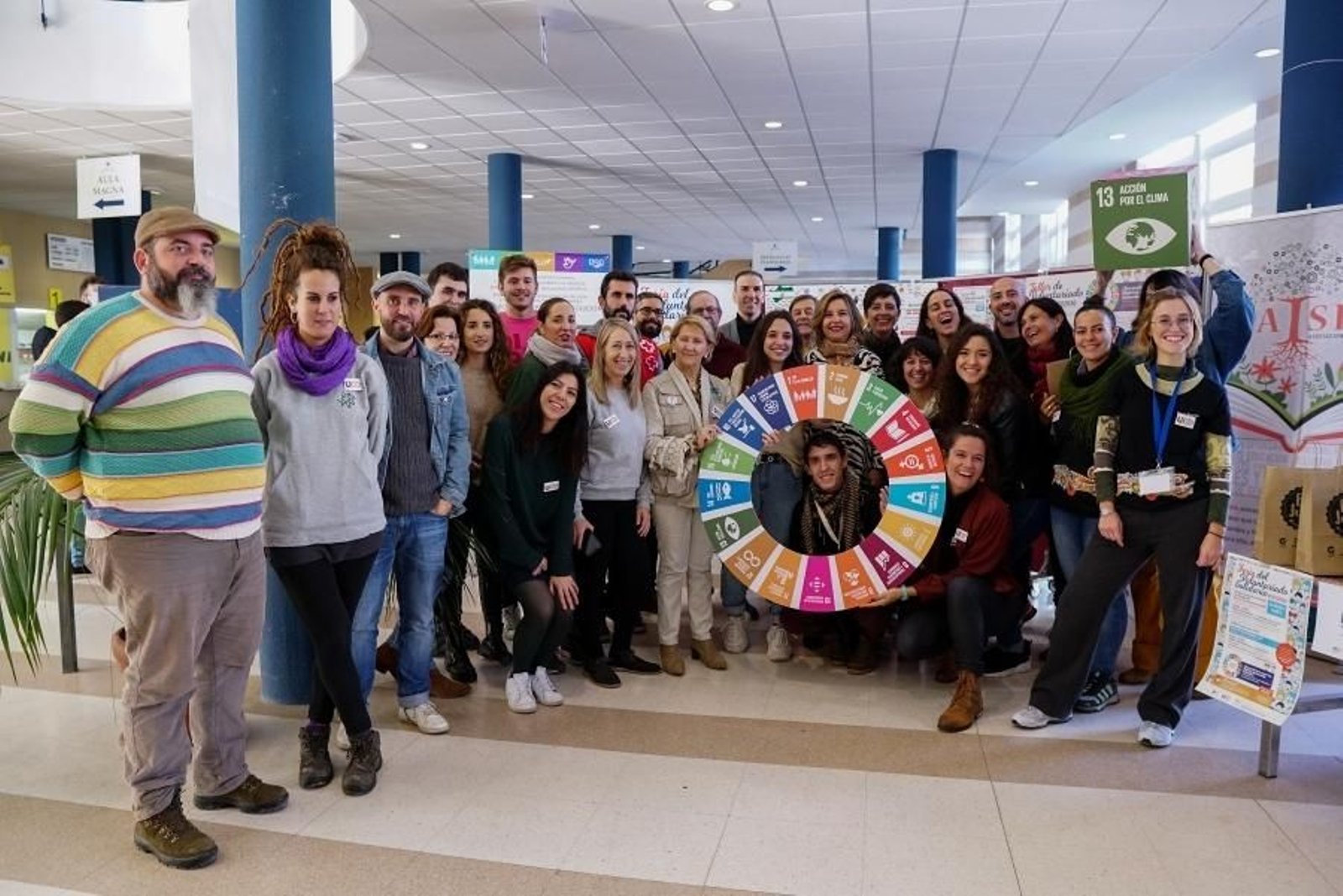 Representantes de las entidades y asociaciones participantes en la Feria del Voluntariado Solidario.