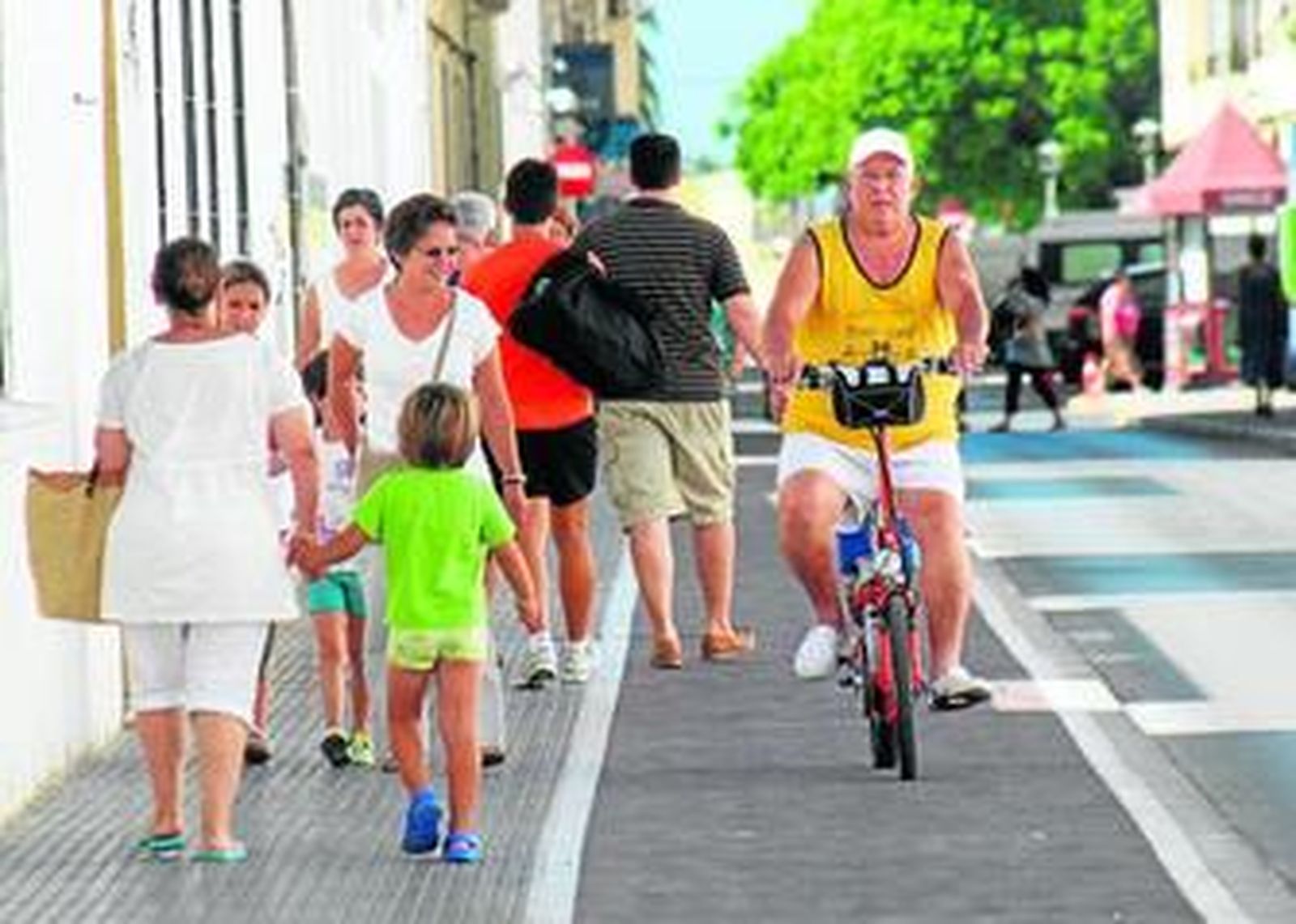 Un tramo del carril bici que discurre a lo largo de la avenida Menesteo.