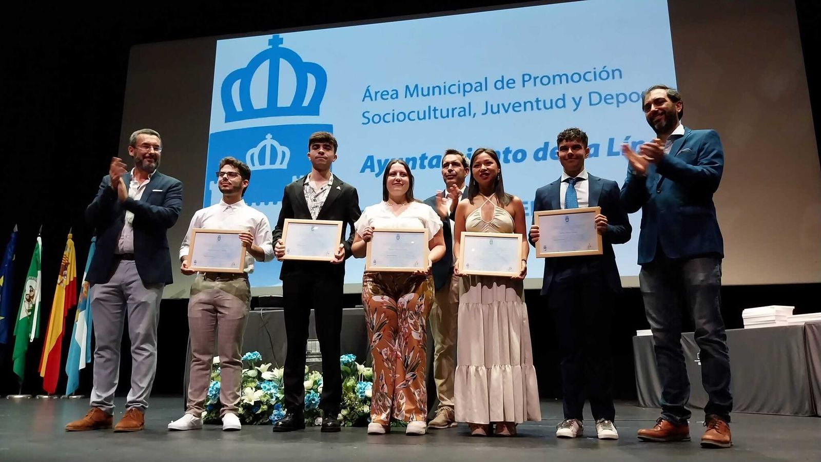 Un instante del acto de entrega de los reconocimientos  a los estudiantes.