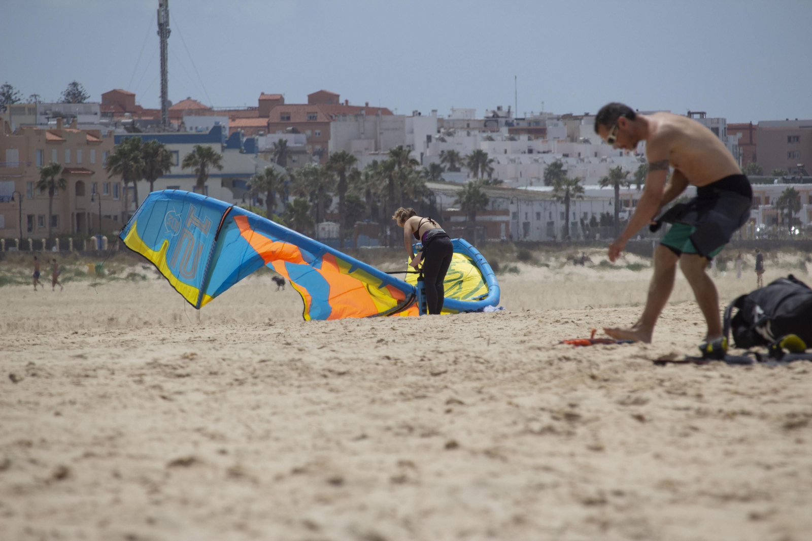 Un domingo de playa en Tarifa, en imágenes