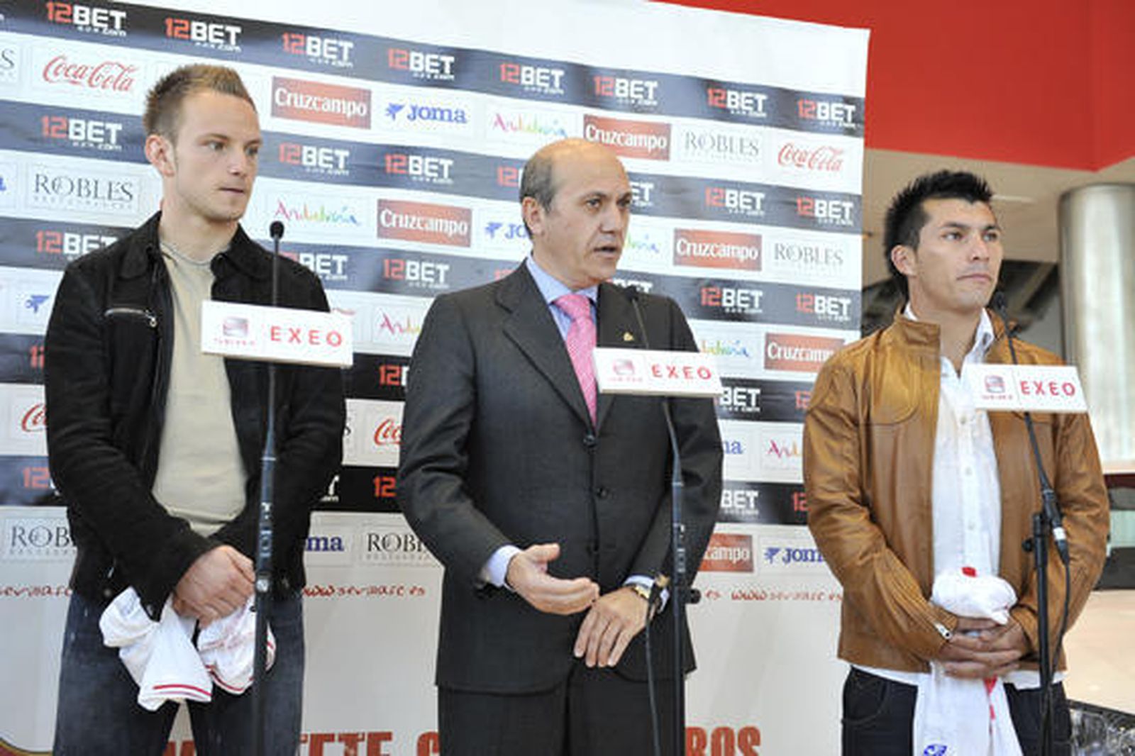 El presidente del Sevilla, José María del Nido, presenta a los dos nuevos fichajes del club Ivan Rakitic y Gary Medel.  Foto: Juan Carlos Vázquez