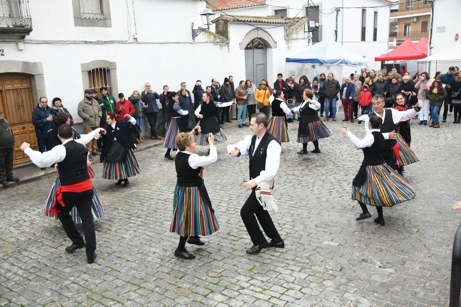 Varias personas bailan jota en la Fiesta de la Matanza de Alcaracejos. Varias personas bailan jota en la Fiesta de la Matanza de Alcaracejos.