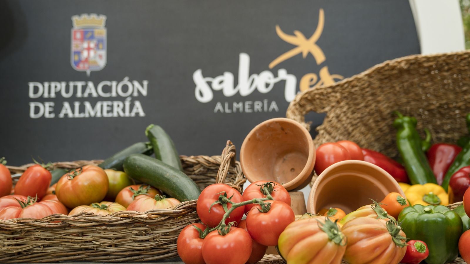 Bodegón con productos de 'Sabores Almería'.