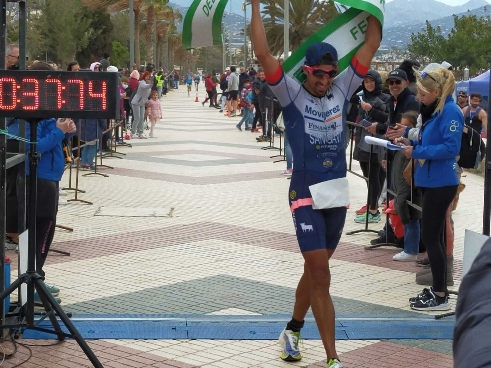 Manuel Sánchez cruza la línea de meta del sector a pie en Velez.