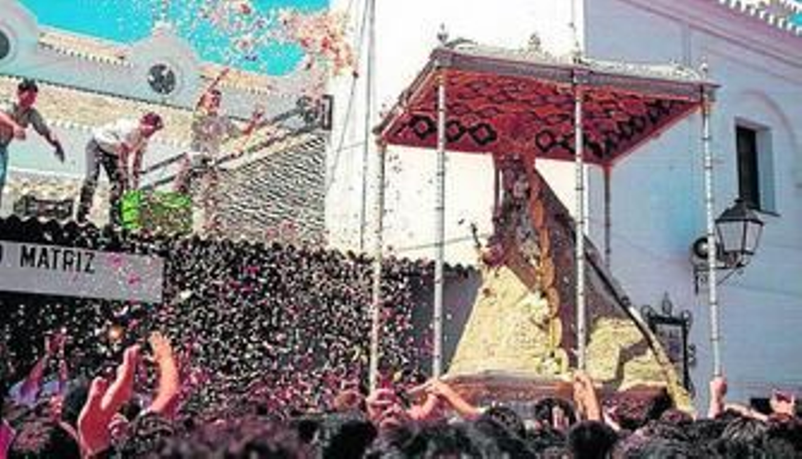 La Blanca Paloma a su llegada a la Matriz, en la romería de 2006.