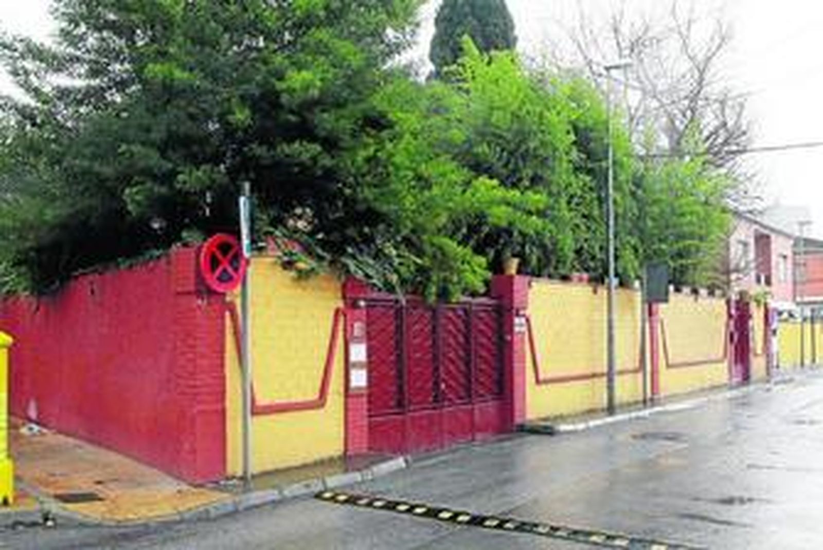 El centro de yoga de la calle Federico García Lorca, en Armilla pero muy cerca del Zaidín, estaba ayer cerrado a cal y canto.