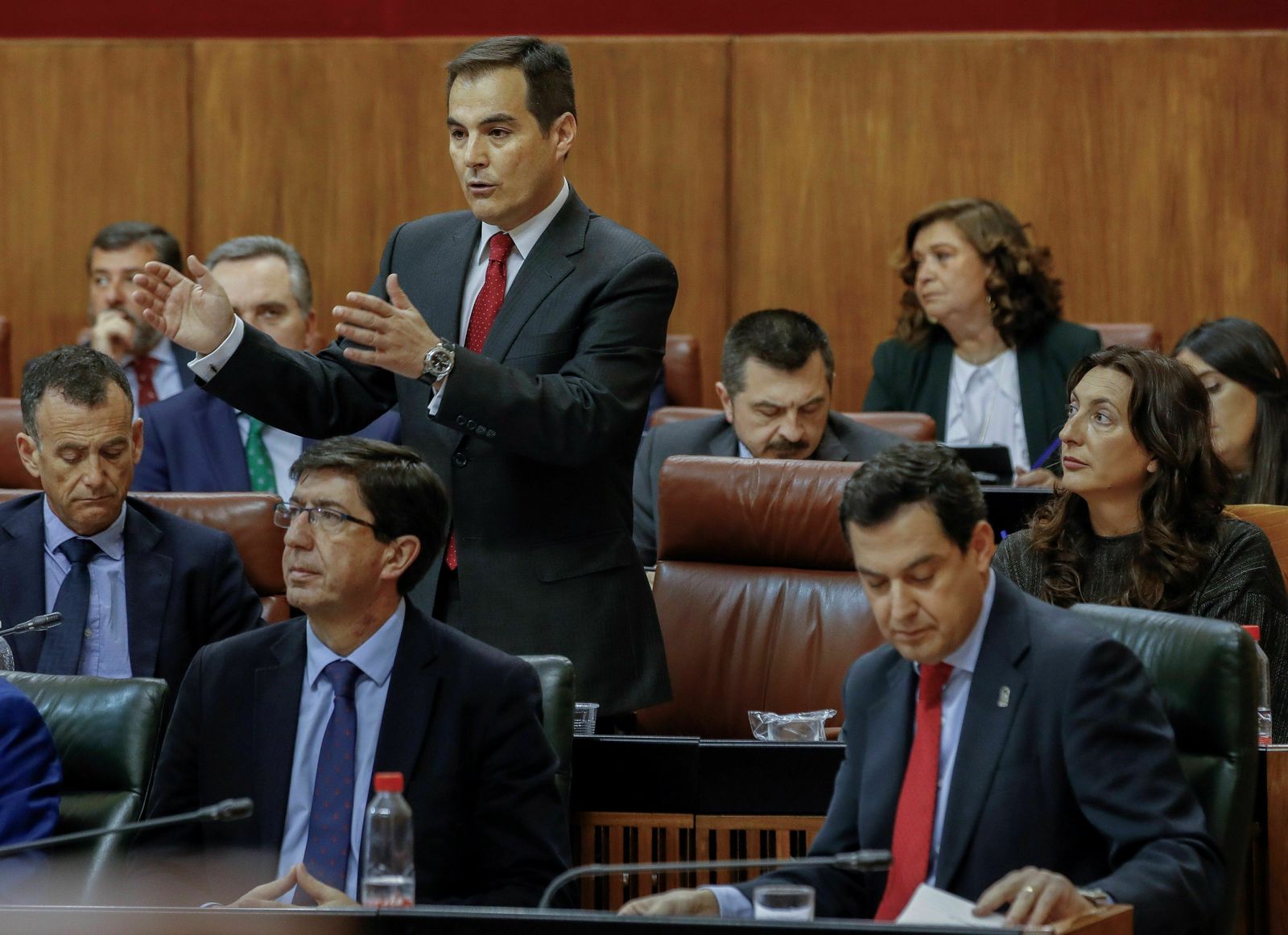 José Antonio Nieto interviene en el Pleno. Delante, Juan Marin y Juanma Moreno.
