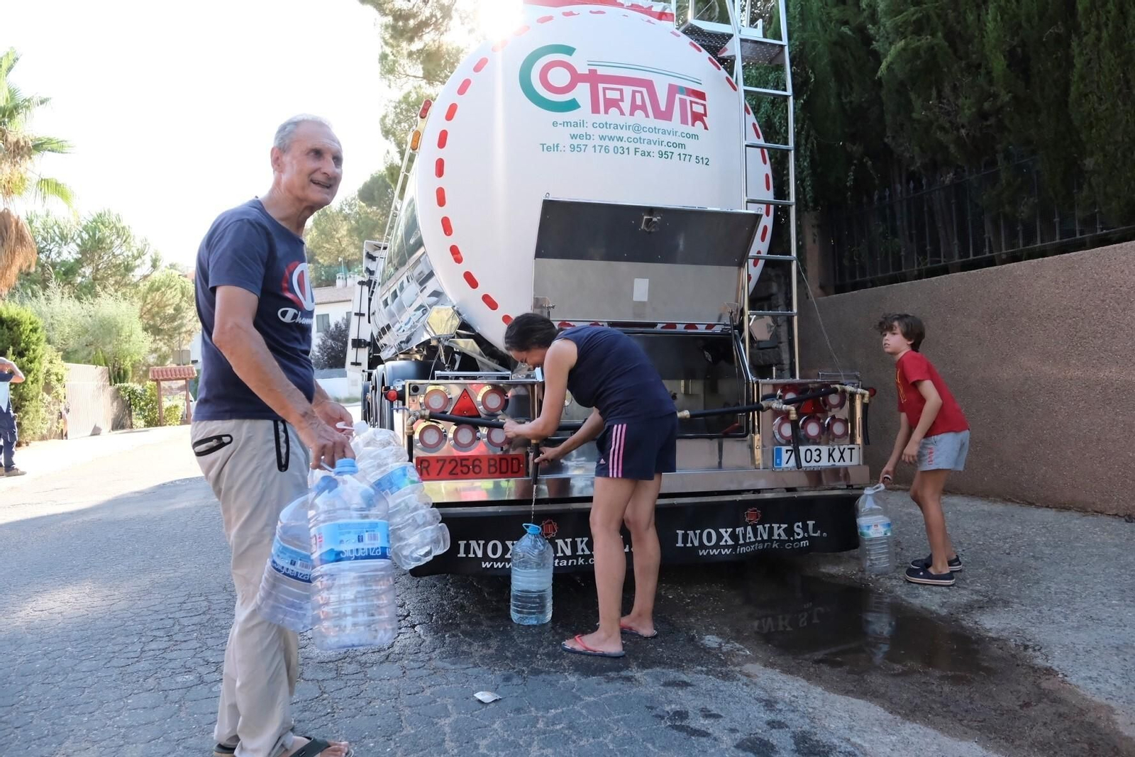 Los camiones cisterna de Emacsa ya abastecen a los vecinos de Las Jaras, en imágenes