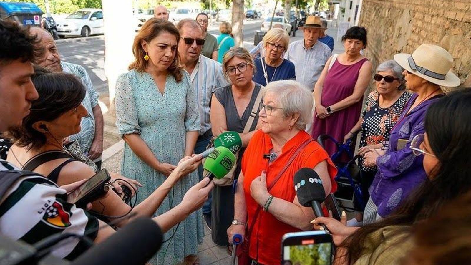 Reunión del grupo municipal del PSOE con la asociación de vecinos de la Avenida Cervantes el pasado 31 de julio