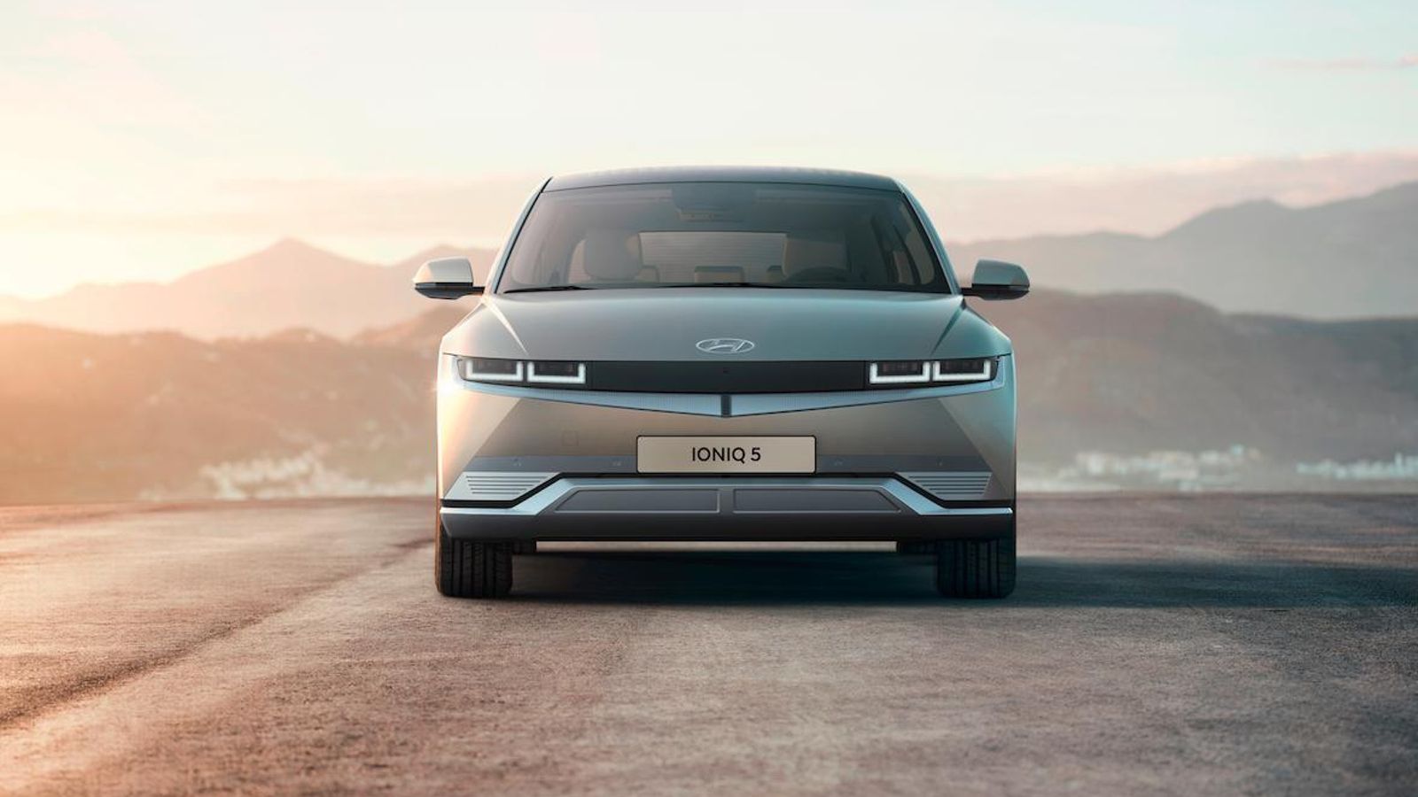 El Ioniq 5 recoge las líneas esenciales del concept-car Concept 45, incluyendo sus faros y pilotos.