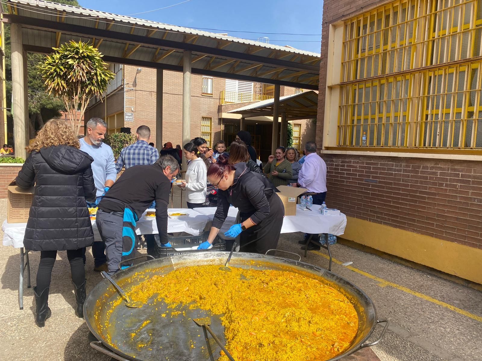 La paella gigante ha sido al rito halal para que pudiera degustarla también la comunidad musulmana