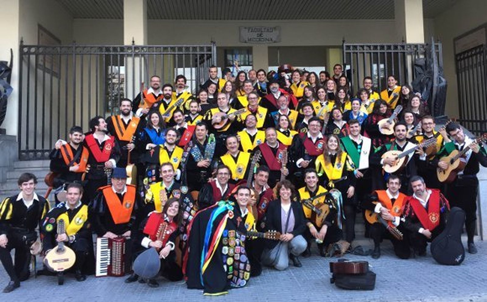 Miembros  de las diferentes tunas locales y de otras ciudades que estuvieron presentes en el Bautizo de la tuna femenina de Medicina, posando tras finalizar el acto en la escalera de la Facultad de Medicina.  Foto: Ignacio Casas de Ciria