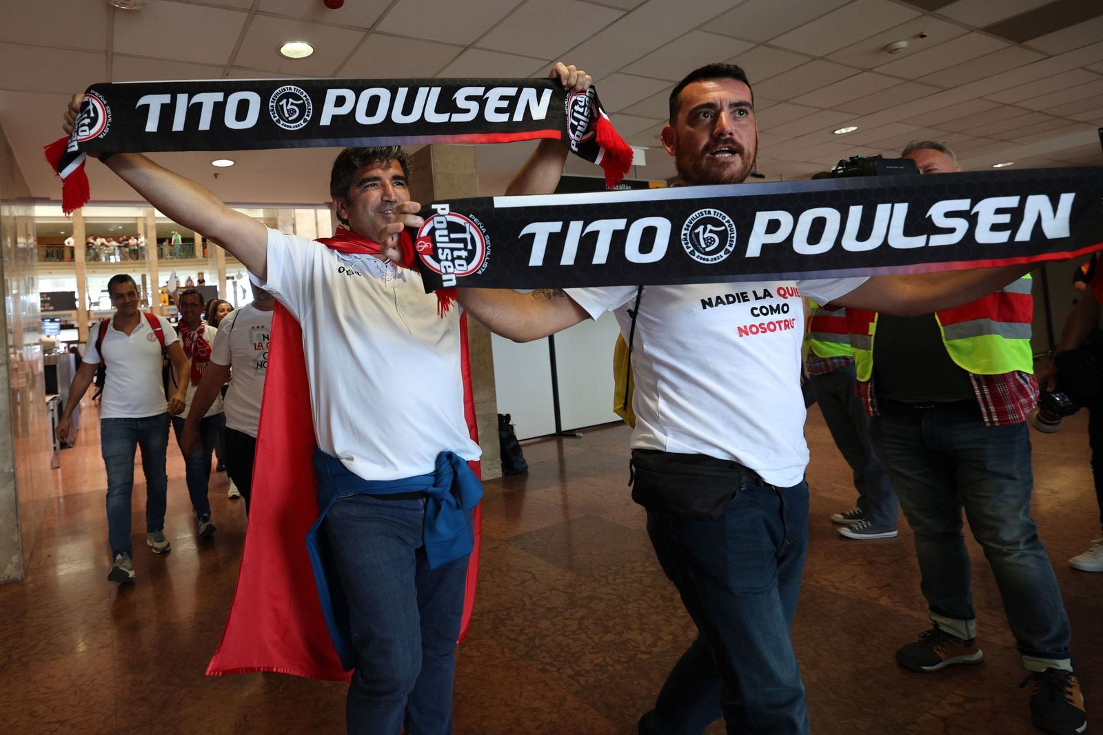 La llegada de aficionados sevillistas a Budapest