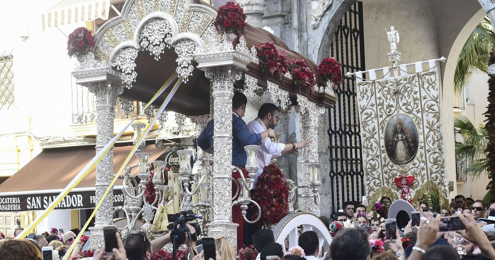 El Simpecado del Rocío junto a la carreta en una edición anterior del jueves de salida.