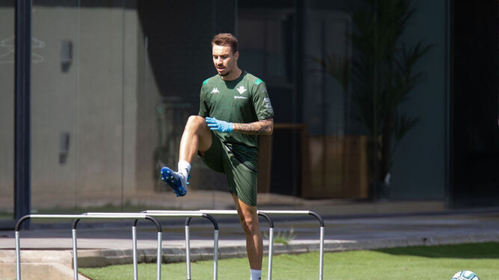 Loren realiza un ejercicio tras la vuelta a los entrenamientos del Betis.
