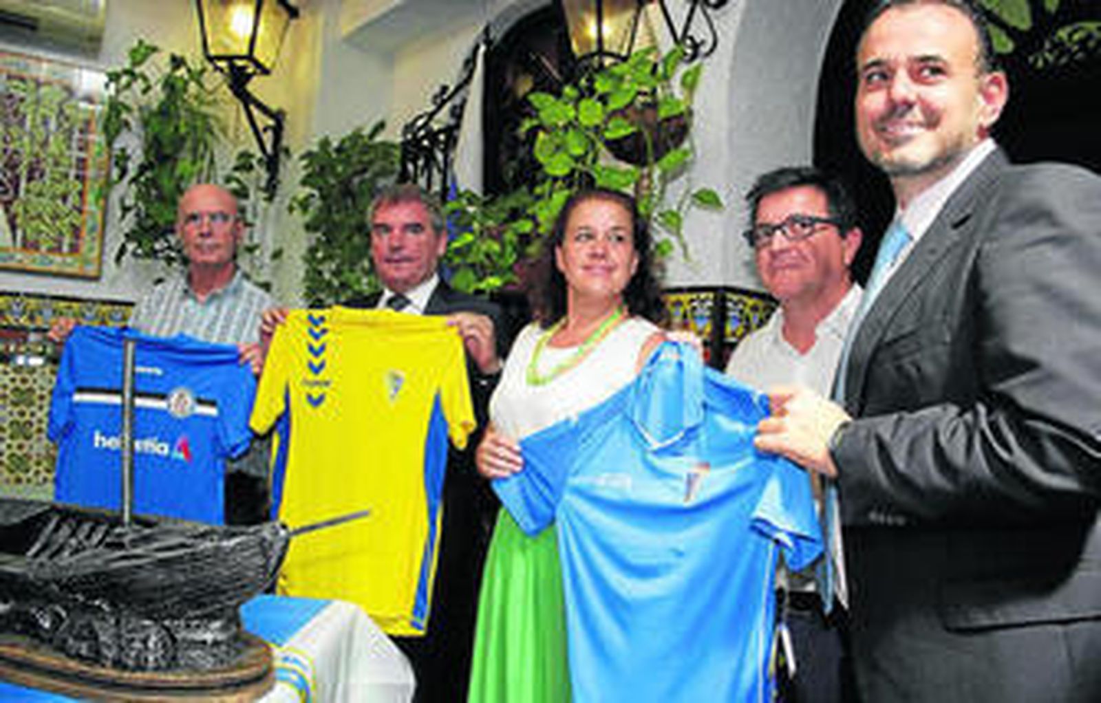 Los presidentes de los clubes participantes posan ayer con las camisetas de sus respectivos equipos.
