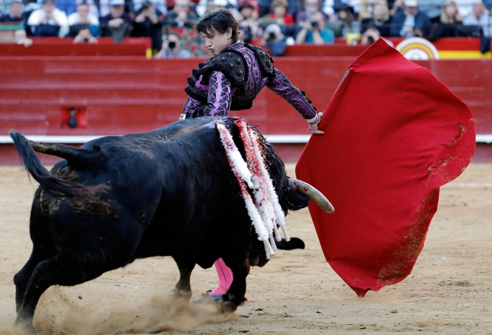Andrés Roca Rey, en un muletazo por la espalda en la sexta corrida de Fallas.