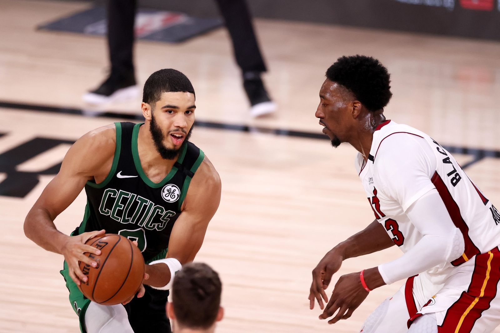 Jayson Tatum, de Boston Celtics, en acción ante la defensa de Bam Adebayo, de Miami Heat