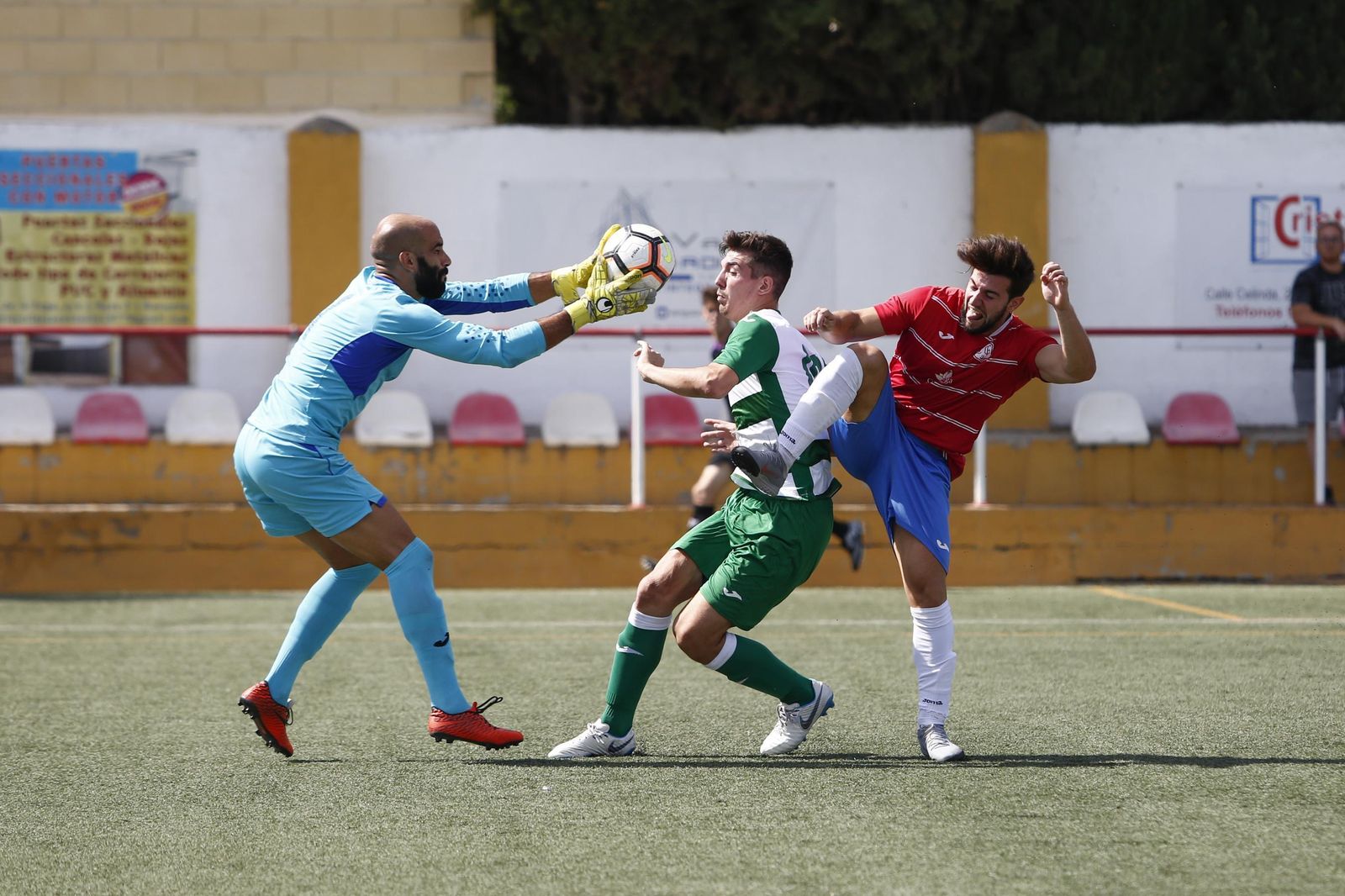 El meta del Céltic corta una ocasión del Cúllar en el derbi.