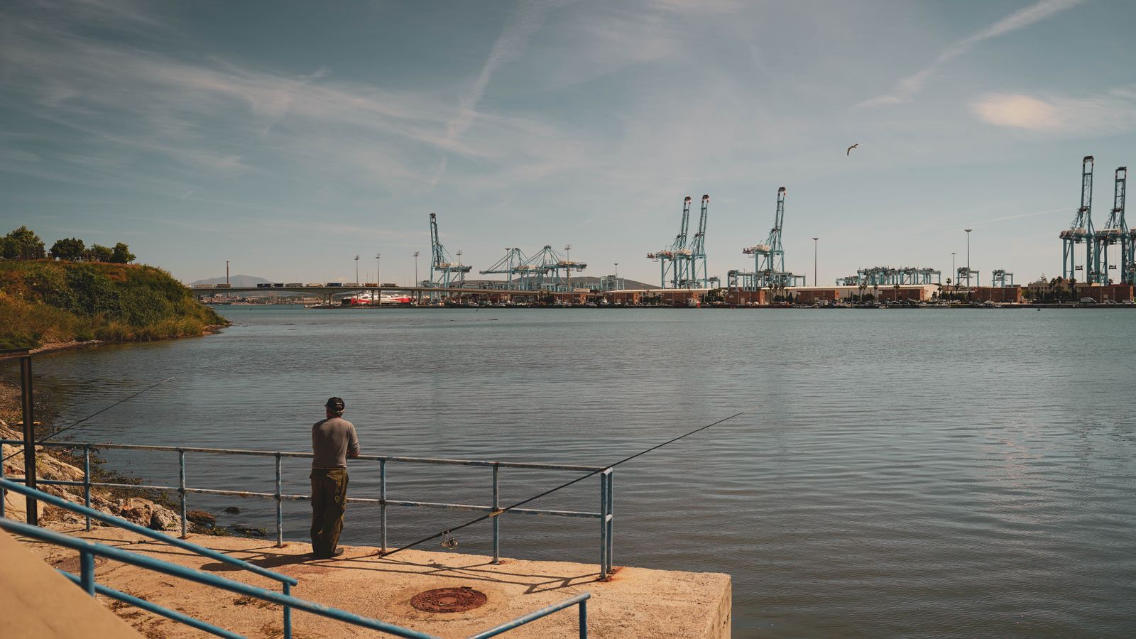 Personas disfrutando del mañaneo en el paseo marítimo de Algeciras, en imágenes
