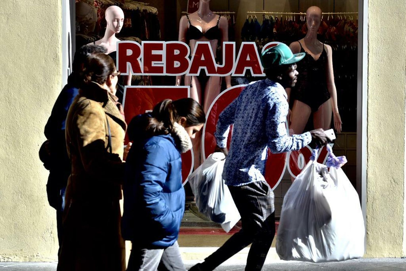 Primer día de la campaña oficial de rebajas en las calles de la capital.