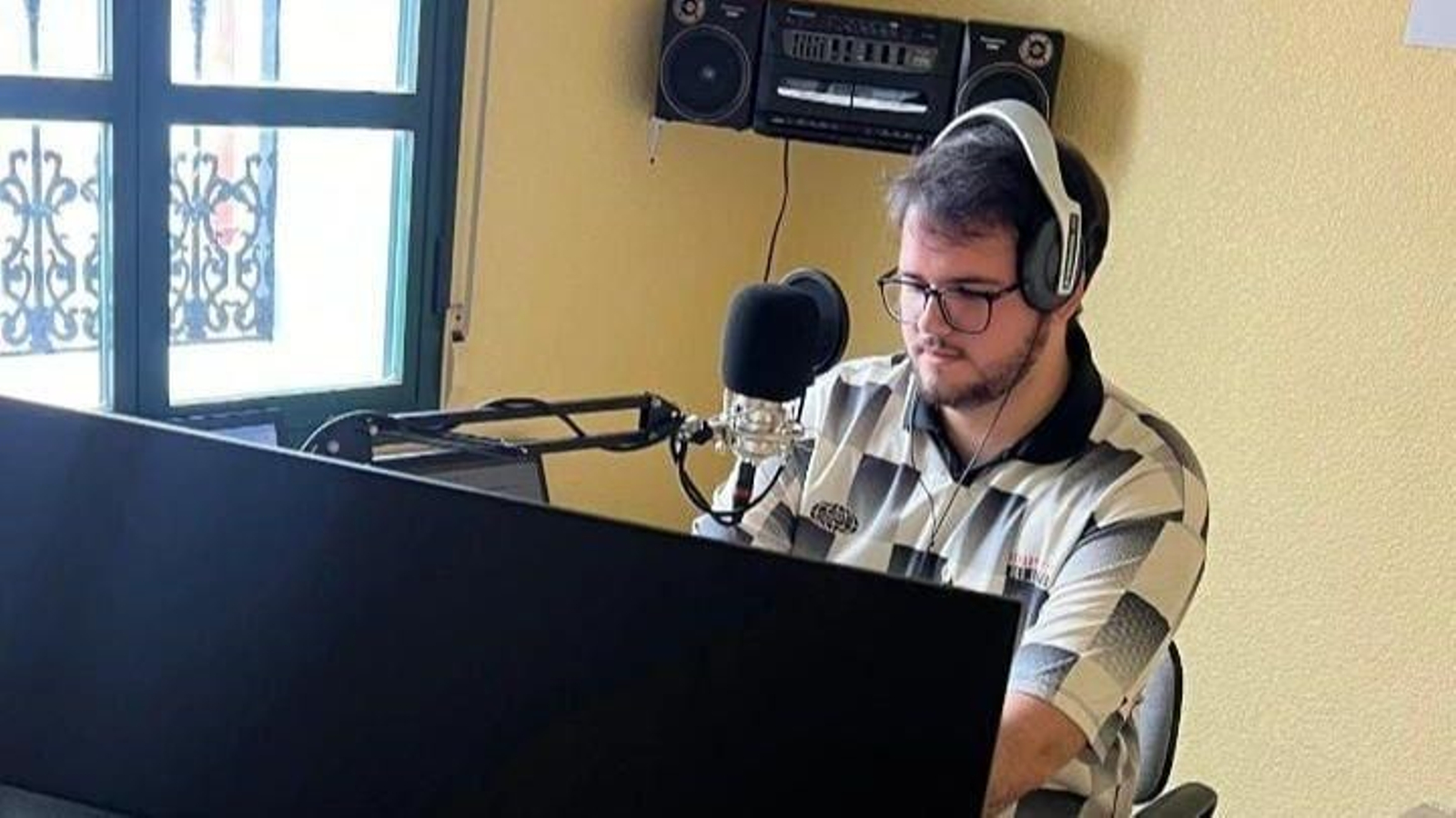 Ismael Evangelista García realiza una retransmisión en Radio Alosno.