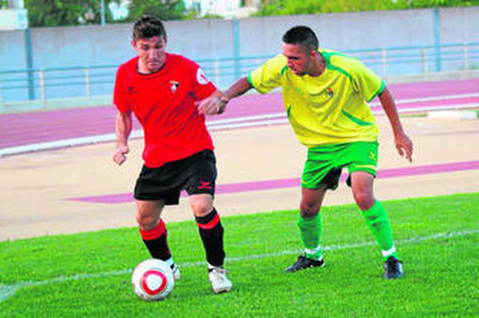 Guarte, con el balón en los pies, causará baja en el Ayamonte esta jornada para el choque contra el Coria.