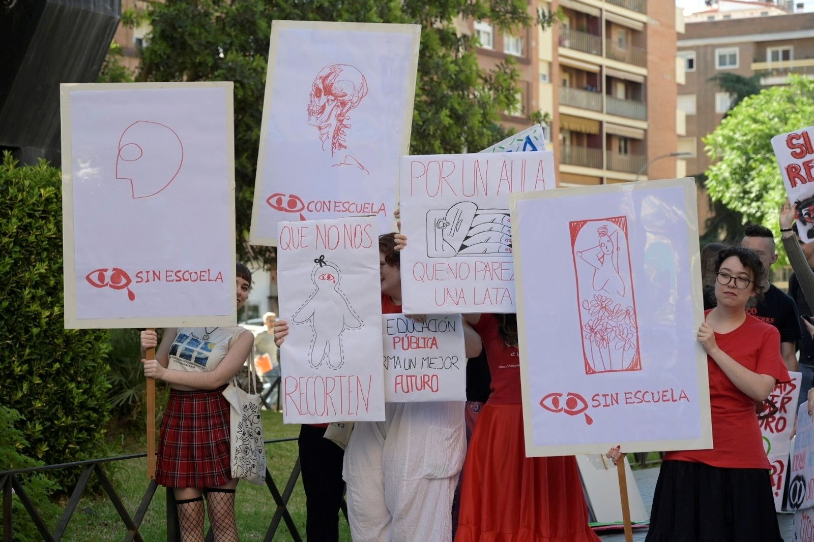 La protesta de la comunidad educativa de la Escuela de Arte y Superior ...