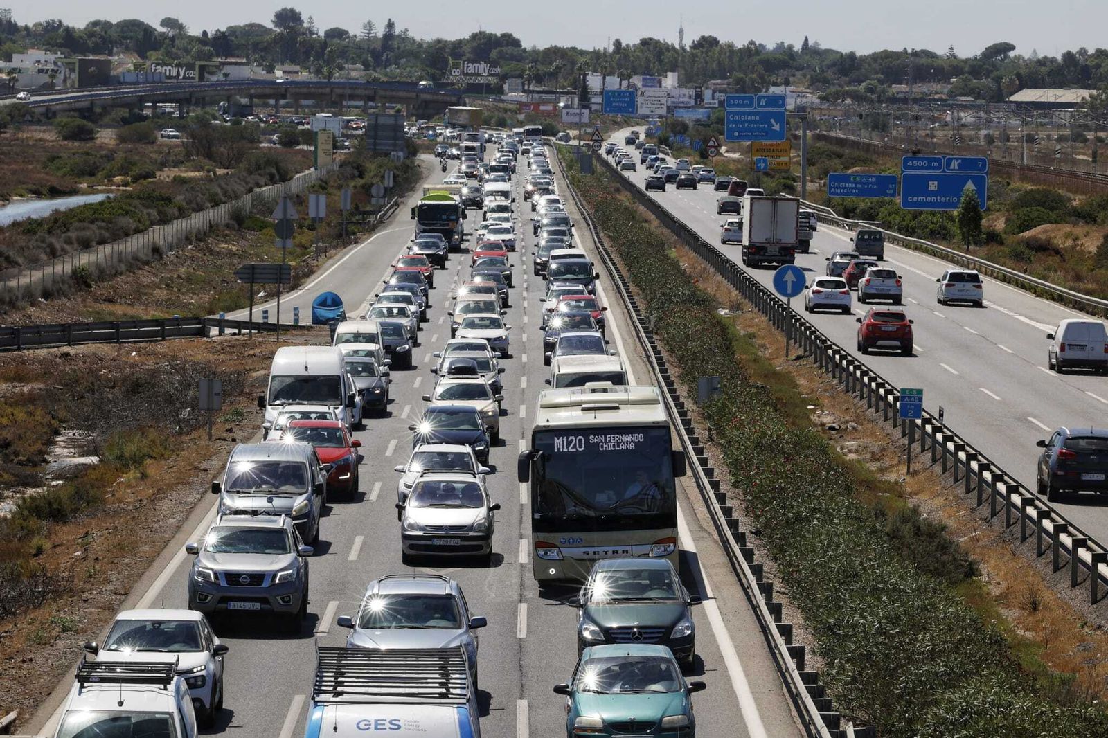 El tráfico denso todavía se notaba en la mañana de ayer en el Nudo de Tres Caminos, como muestra la imagen.