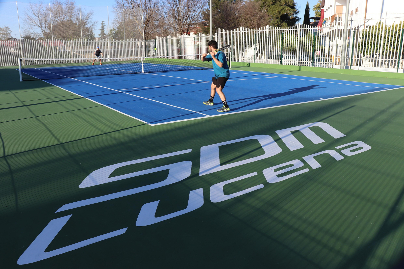 Usuario de las pistas de tenis de la Ciudad Deportiva de Lucena.