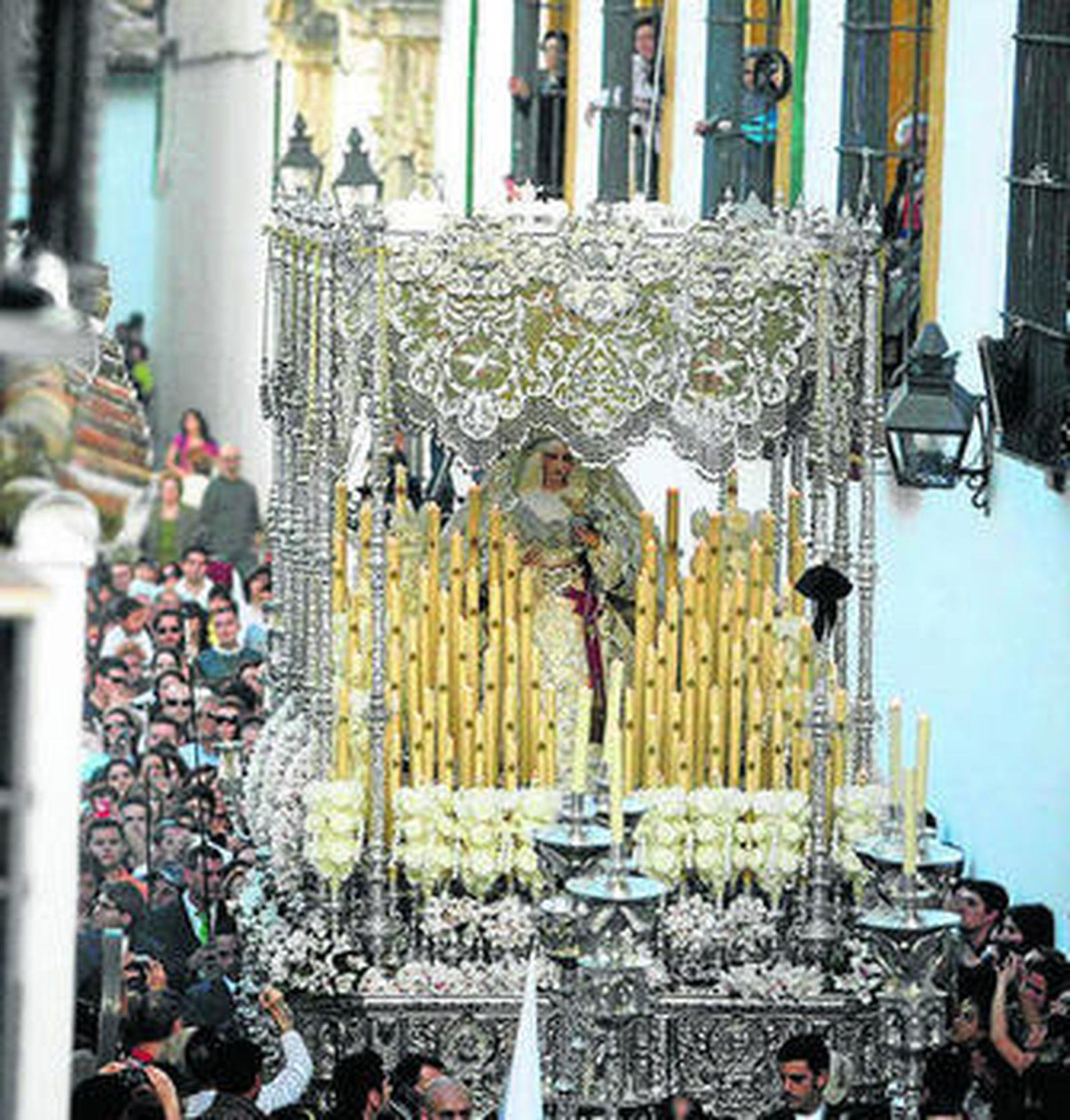 La Virgen de la Paz, procesionando por las calles de la ciudad.