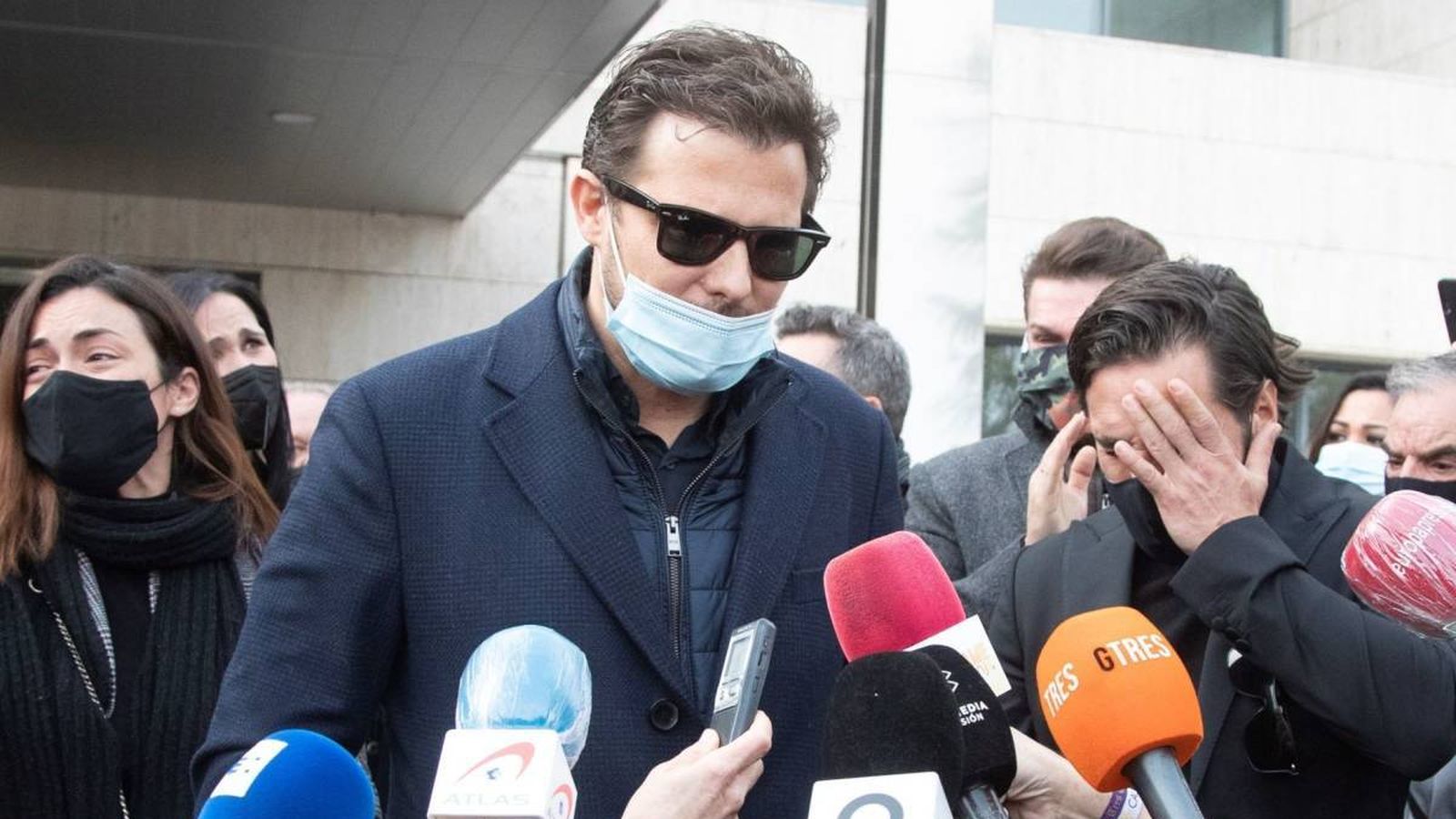 El hermano de Álex, Joan Casademunt, en las puertas del tanatorio rodeado de los cantantes de 'OT 1'.