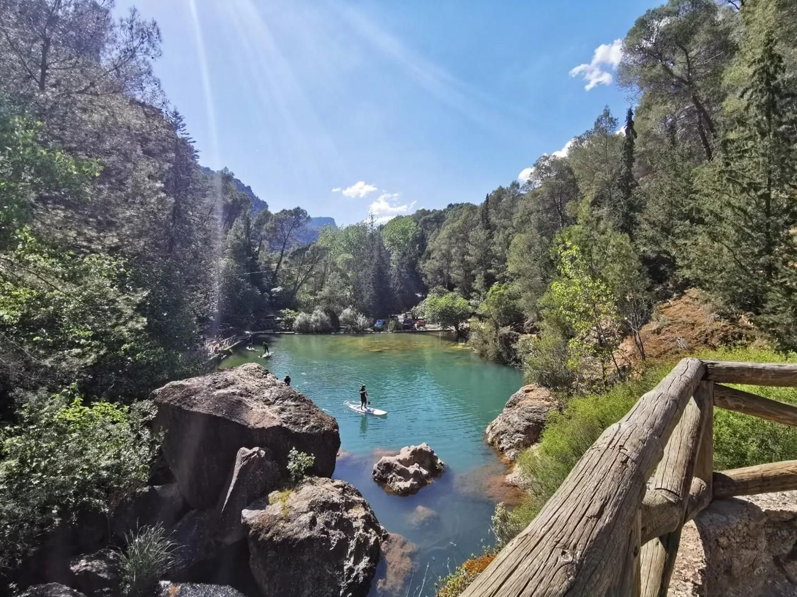 Familias disfrutando de un día de verano en el pintoresco Charco del Aceite.