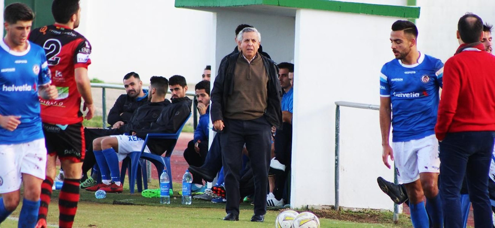 Juan Antonio vivió con intensidad el choque desde la banda.