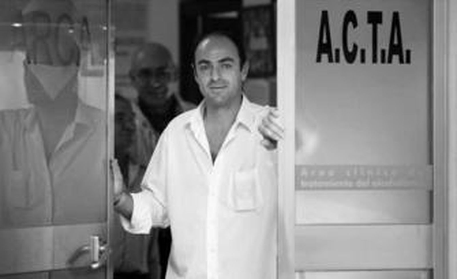 En la imagen, Alejandro Casanova sale del local de la asociación de Arca.