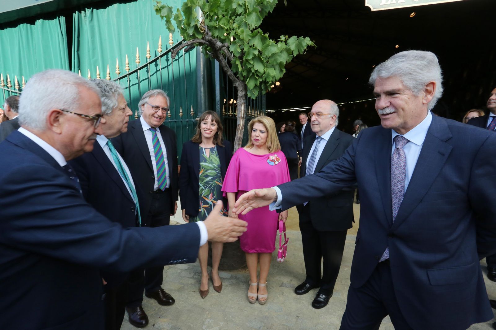 Manuel Jiménez Barrios y Alfonso Dastis estrechan sus manos ante la Real Bodega de la Concha ayer por la tarde.