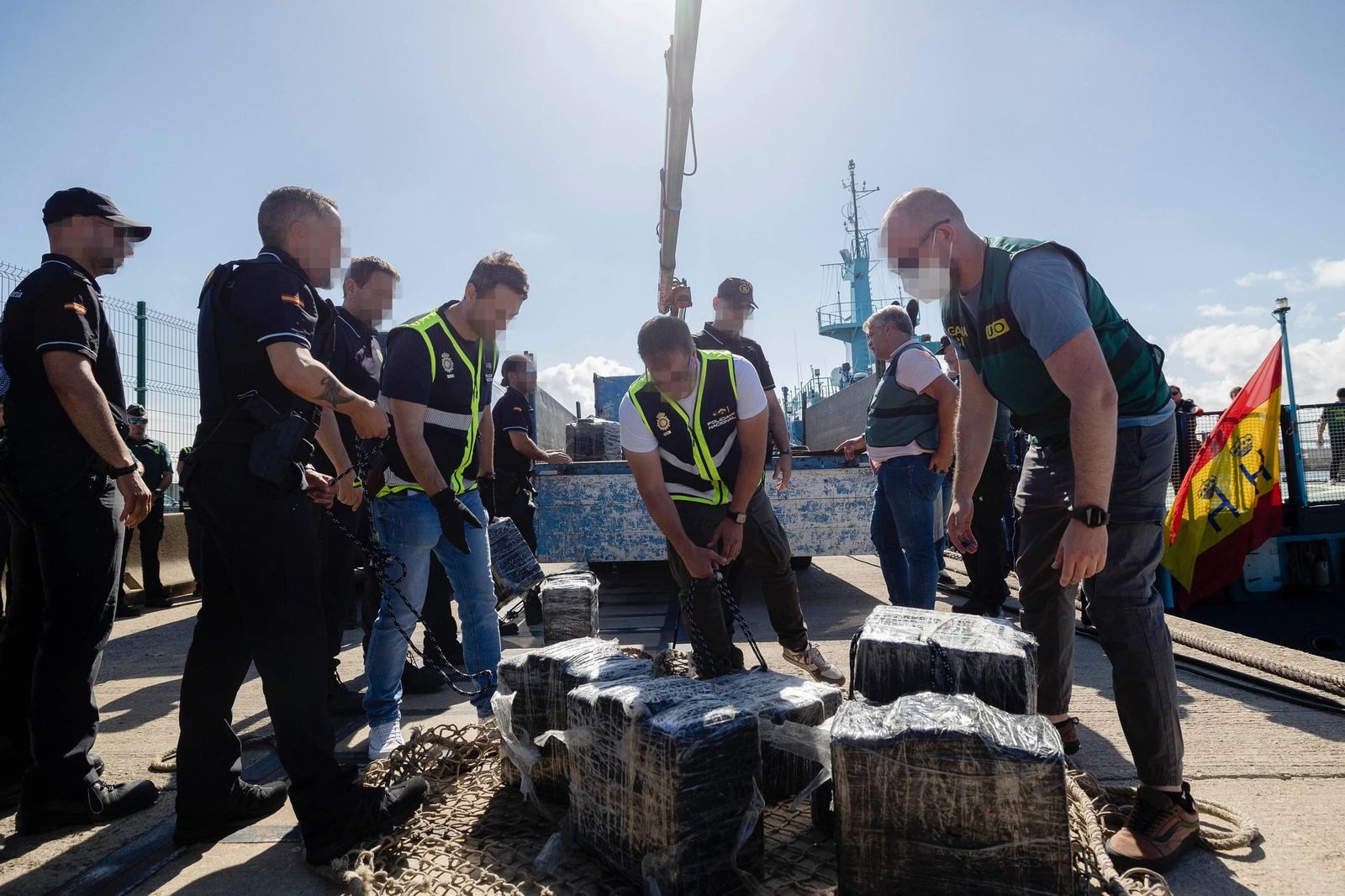 Imágenes de la descarga en el puerto de Cádiz de la cocaína intervenida en el narcosubmarino