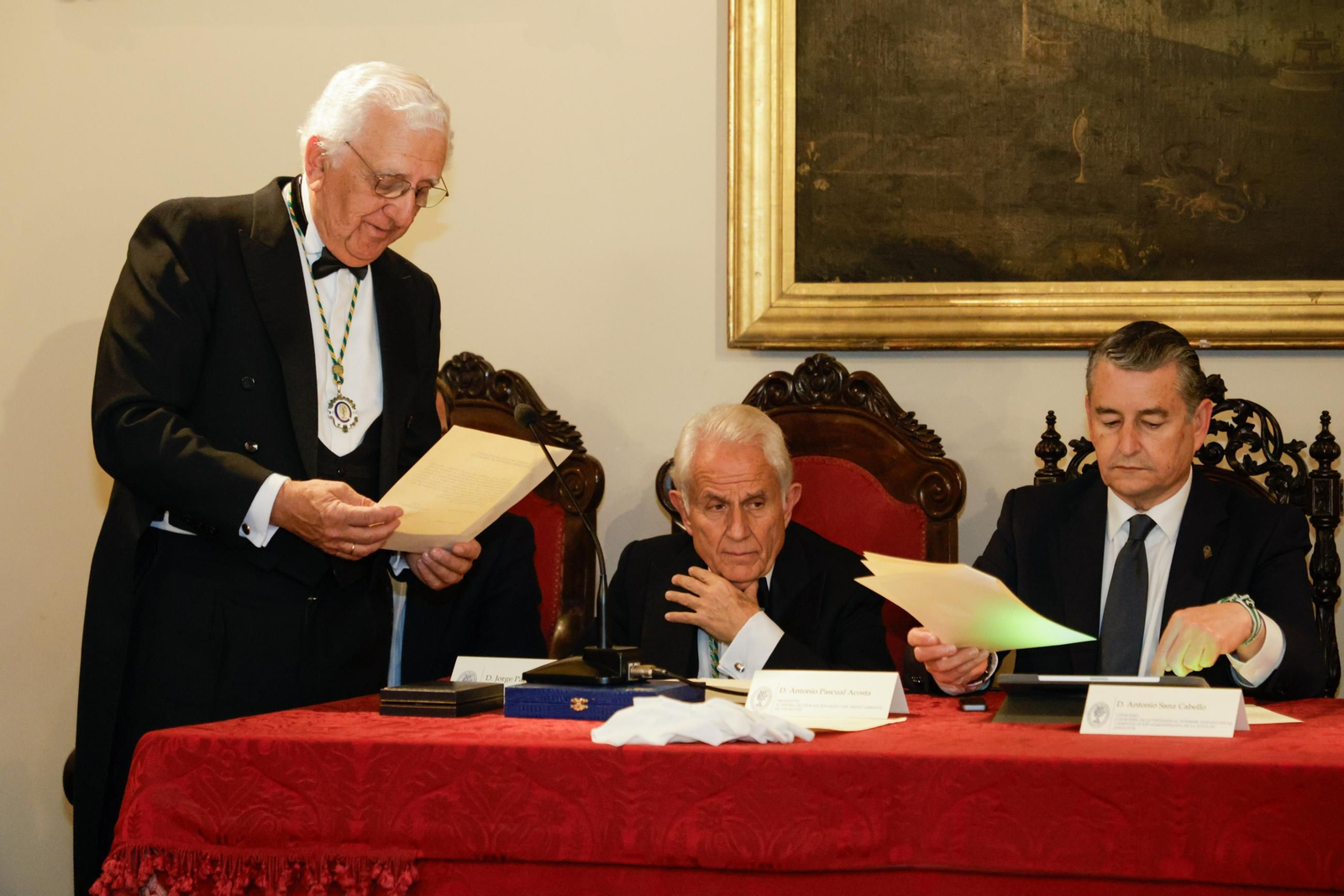 Las imágenes del ingreso en la Academia de Ciencias Sociales y del Medio Ambiente, Antonio Vázquez, apadrinado por José Damián Bogas