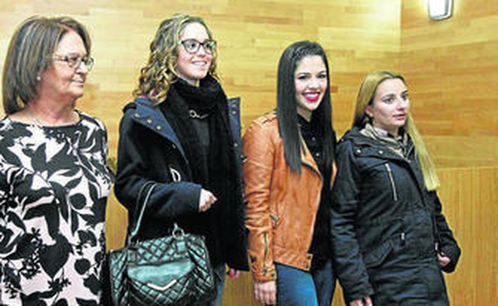 Juana Cid posa con la diosa, Alba María Martín (centro), y las ninfas, Macarena Cuenca y María del Carmen Varo.