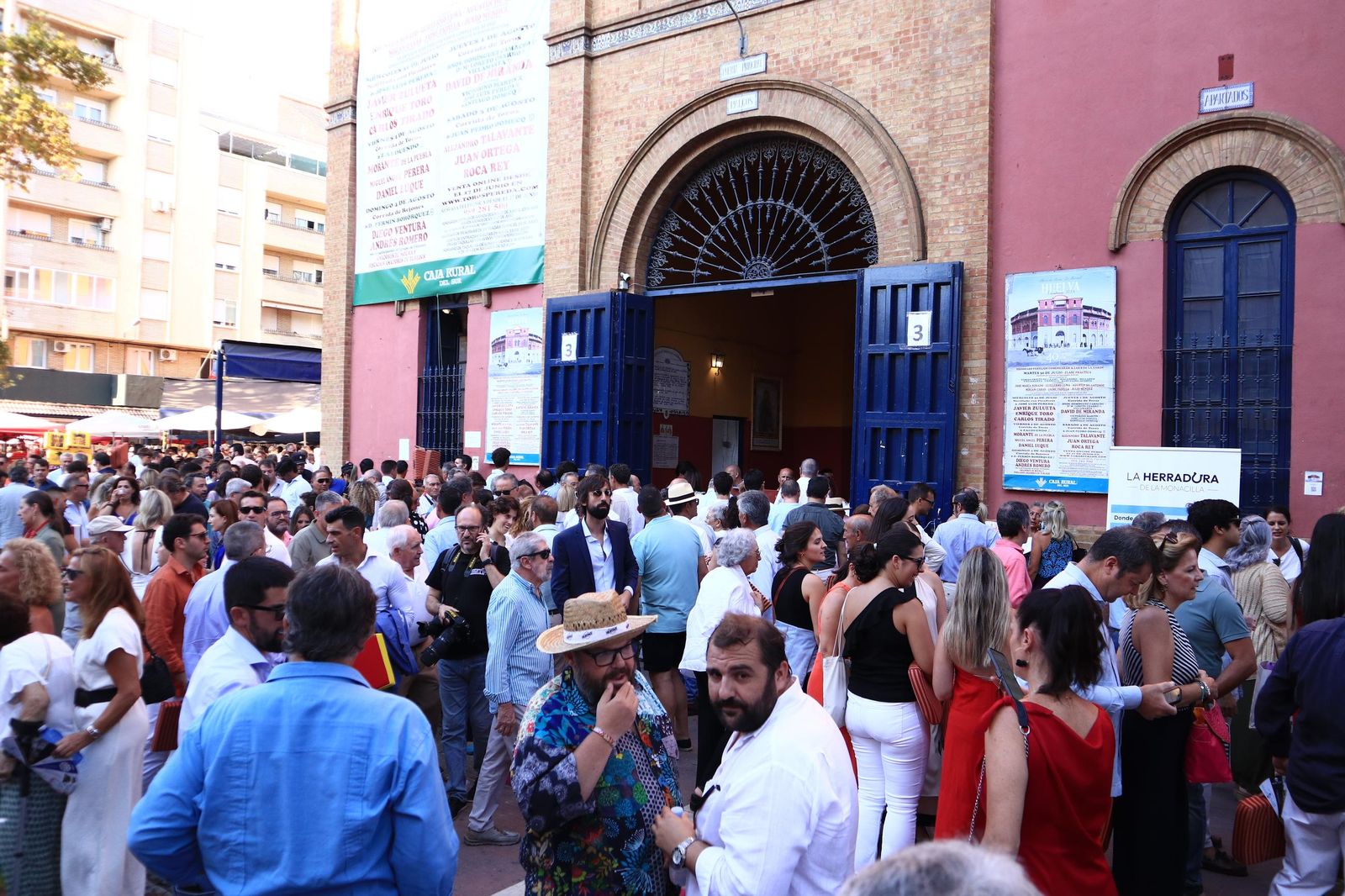 Imágenes de ambiente en el cuarto día de toros en Huelva