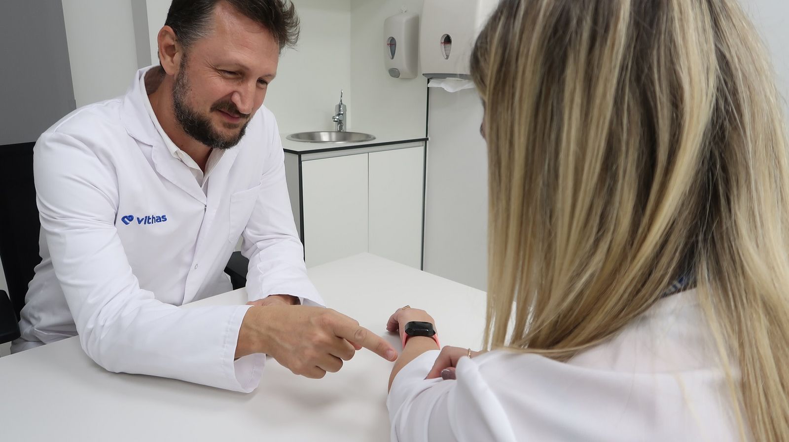 El doctor José Bernabéu Wittel en su consulta.