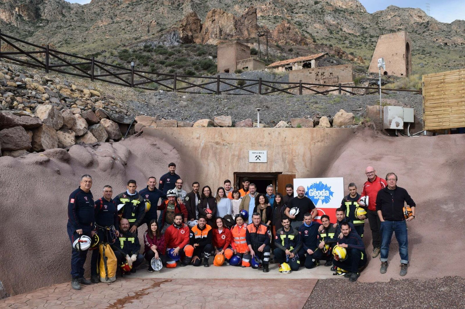 Efectivos del Plan de Emergencias de la Mina Rica, junto a los concejales Juan Bautista López y Mª del Mar Sánchez.