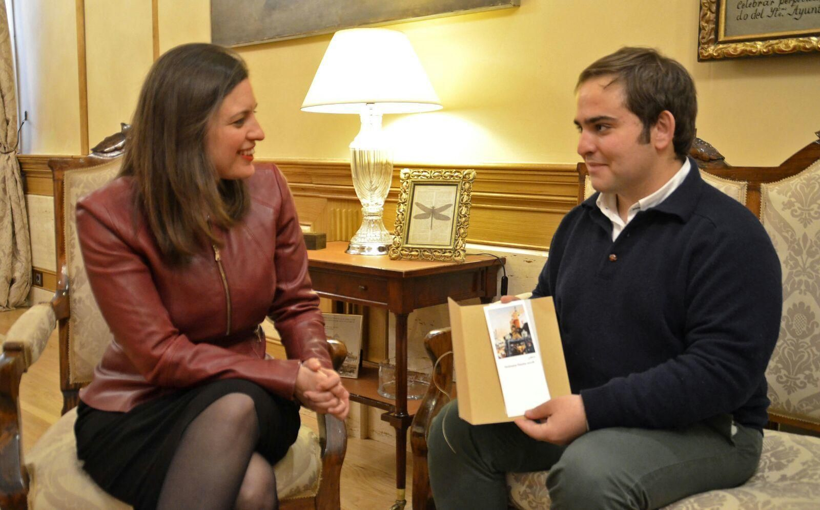 La alcaldesa, con el joven Rafael Guirado
