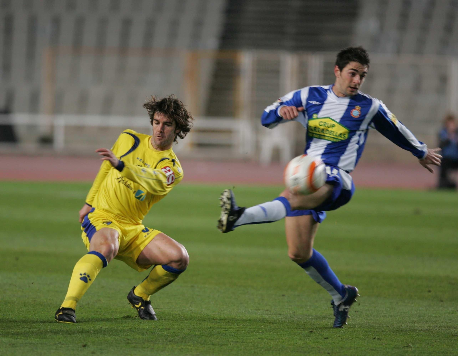 Abraham Paz despeja en el último partido copero entre Espanyol y Cádiz.